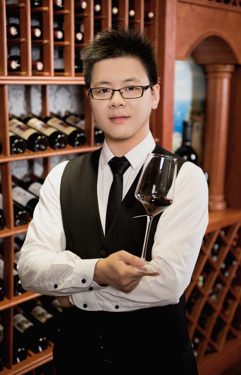 藍菲酒業首席品酒師、培訓師劉俊雄